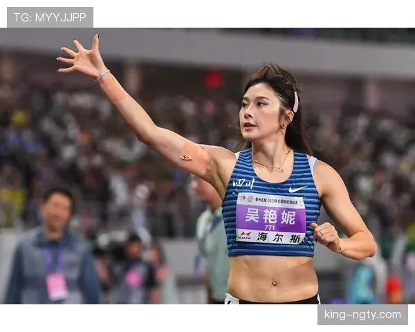 吴艳妮赛前涂指甲油的样子，真的不像来比赛的